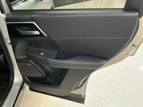 Used 2025 Mitsubishi Outlander AWD image 26