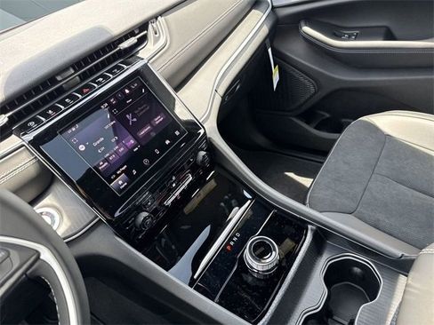 New 2025 Jeep Grand Cherokee L Altitude image 24