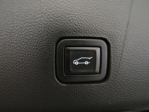 Used 2020 Chevrolet Traverse LT image 23