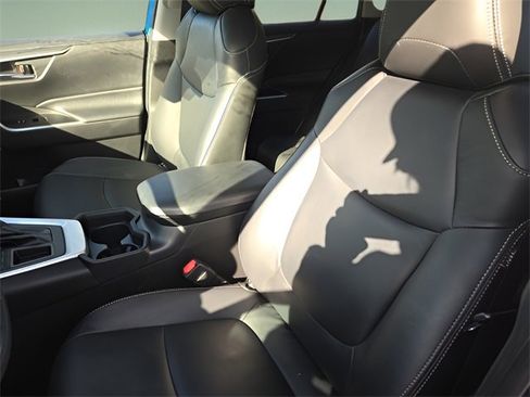 Used 2020 Toyota RAV4 XLE w/ Convenience Package image 11
