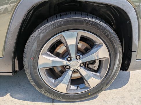 Used 2019 Jeep Cherokee Limited FWD image 9