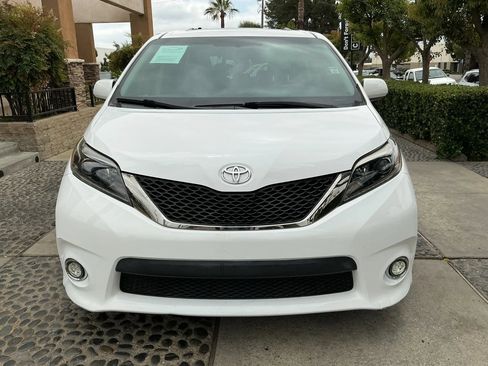 Used 2015 Toyota Sienna SE w/ SE Preferred Package FWD image 2