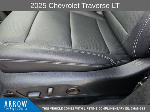 Used 2025 Chevrolet Traverse LT image 23
