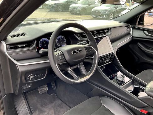 Used 2025 Jeep Grand Cherokee L Altitude image 16