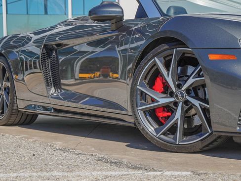 Used 2021 Audi R8 V10 w/ Premium Package image 2