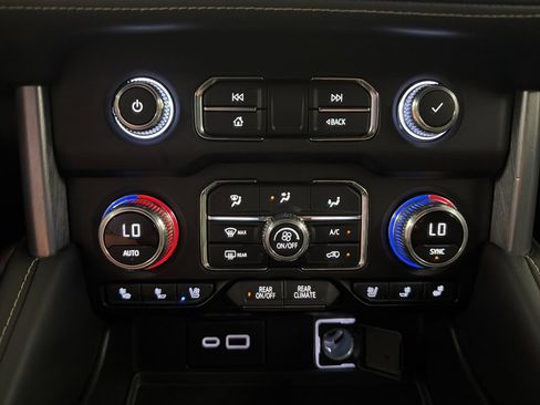 Used 2022 GMC Yukon XL SLT w/ SLT Premium Package image 21