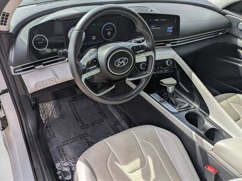 Used 2023 Hyundai Elantra Limited image 10