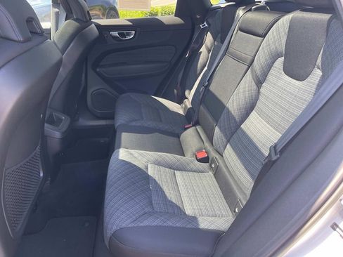 Used 2022 Volvo XC60 B5 Momentum image 29