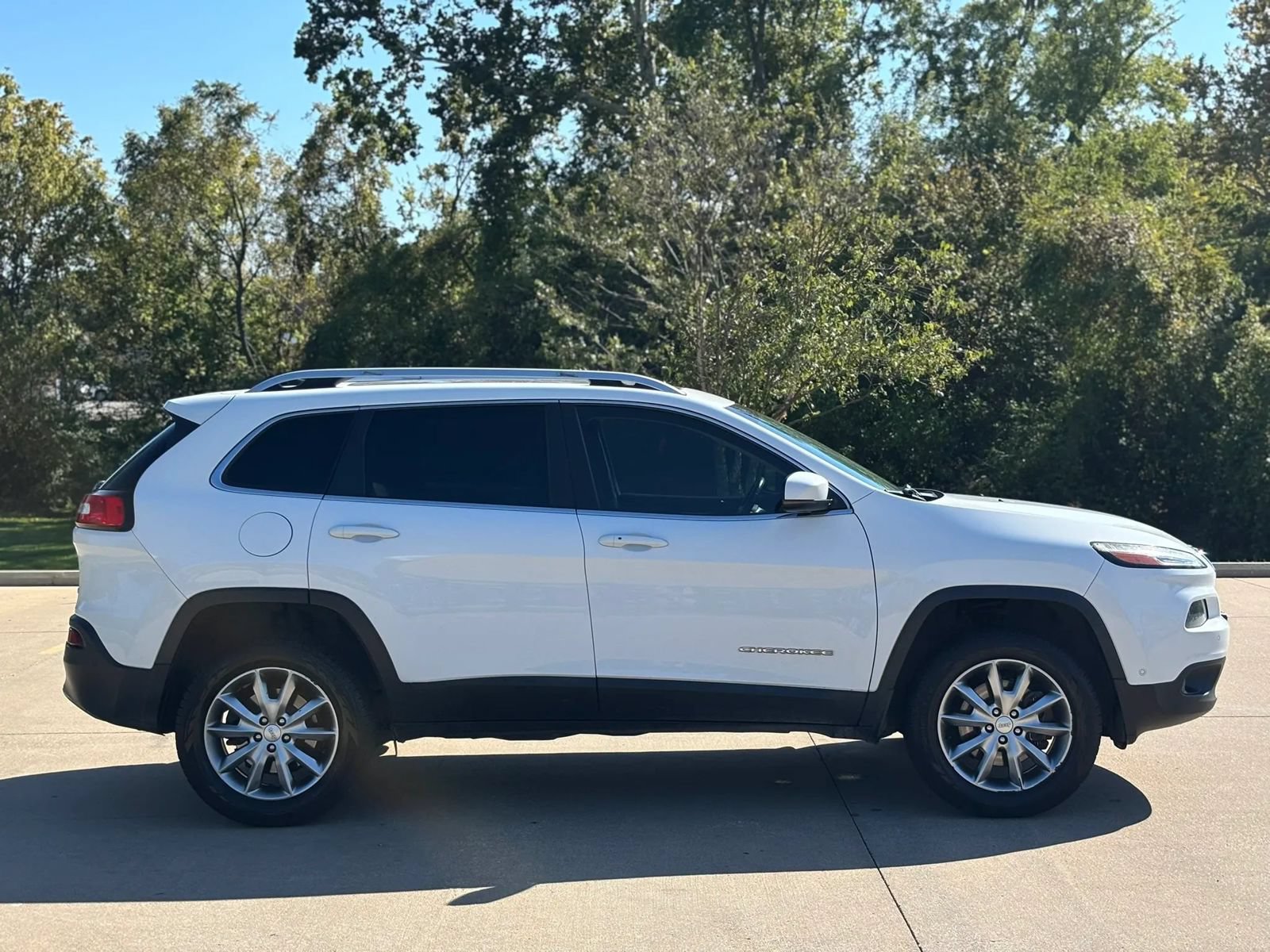 Used 2018 Jeep Cherokee Limited w/ Technology Group AWD/4WD image 4