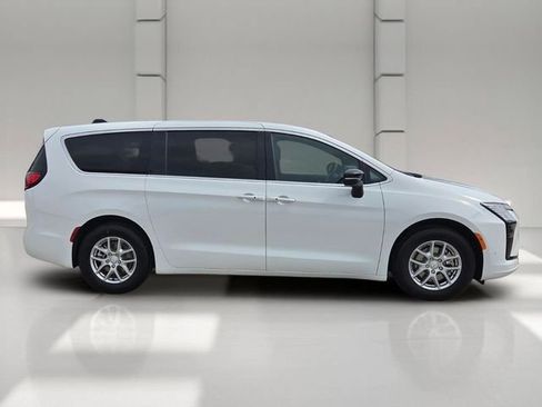 Certified 2027 Chrysler Pacifica Select FWD image 6
