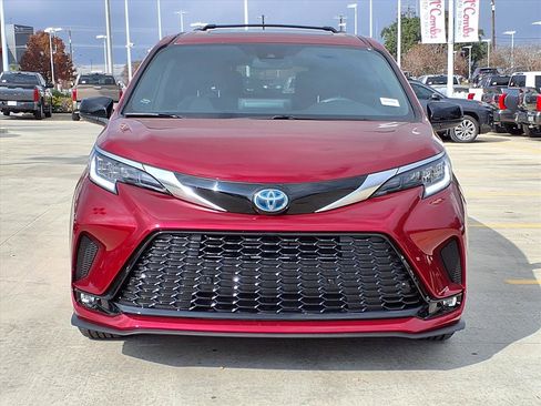 Used 2021 Toyota Sienna XSE image 2