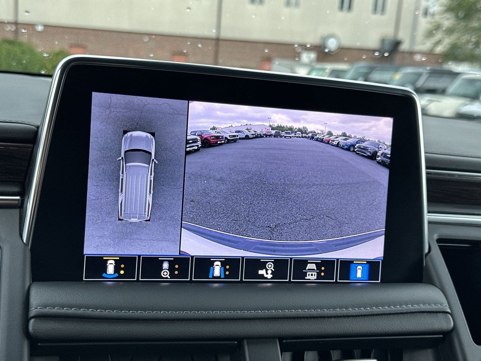 Used 2021 Chevrolet Suburban Z71 w/ Luxury Package AWD/4WD image 20