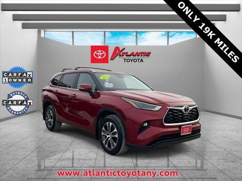 Certified 2024 Toyota Highlander XLE image 1