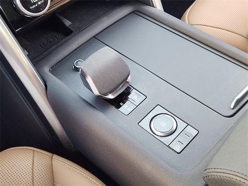 Used 2024 Land Rover Discovery Dynamic SE image 18