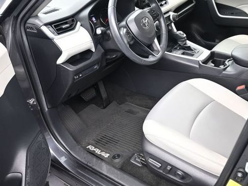 Used 2020 Toyota RAV4 XLE Premium image 12