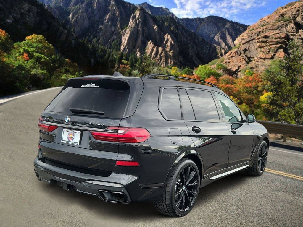 Used 2021 BMW X7 xDrive40i w/ M Sport Package AWD/4WD image 3