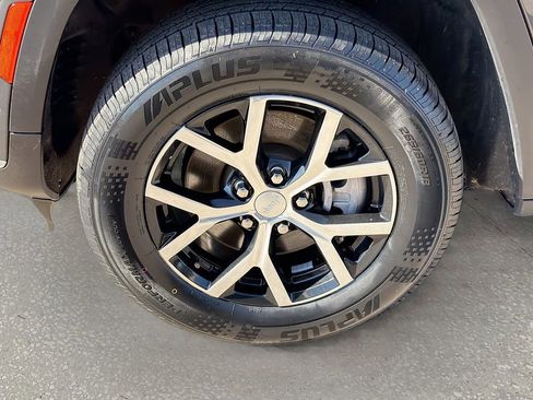 Used 2024 Jeep Grand Cherokee L Limited w/ Luxury Tech Group II image 11