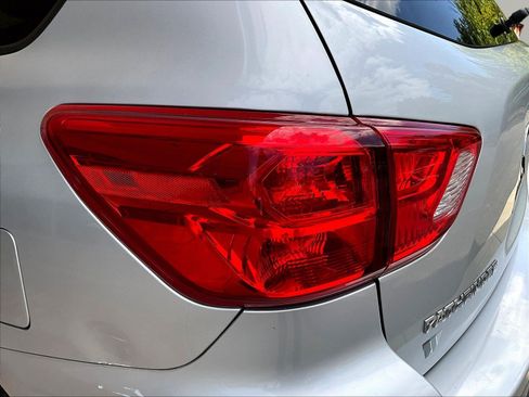 Used 2018 Nissan Pathfinder S AWD/4WD image 23