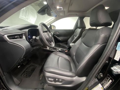 Used 2024 Toyota Corolla Cross XLE w/ Convenience Package AWD/4WD image 17