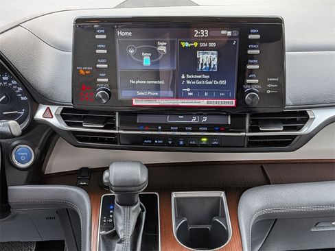 Used 2024 Toyota Sienna LE image 19