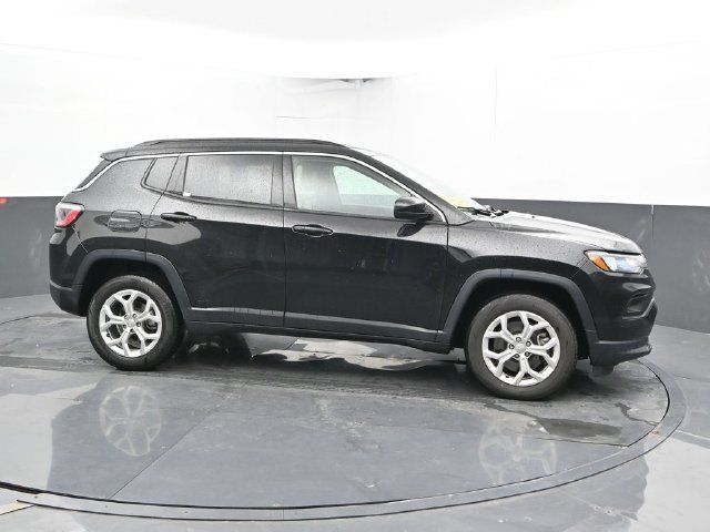 Used 2024 Jeep Compass Latitude AWD/4WD image 4
