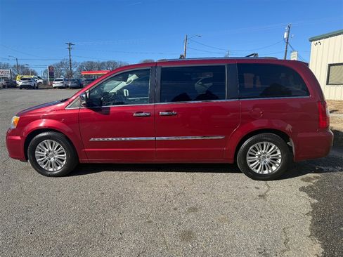 Used 2016 Chrysler Town & Country Limited image 2