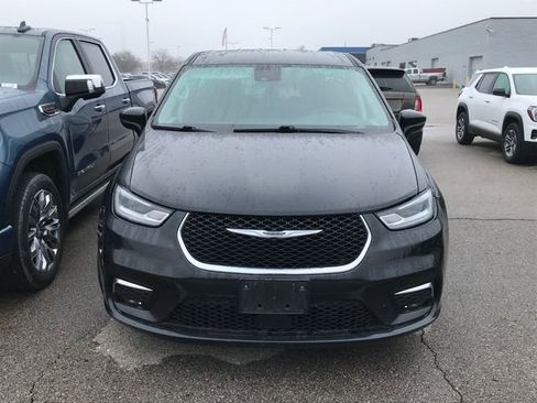 Used 2024 Chrysler Pacifica Select image 11
