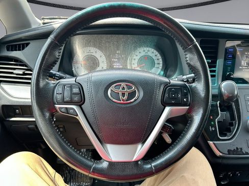 Used 2016 Toyota Sienna SE FWD image 15