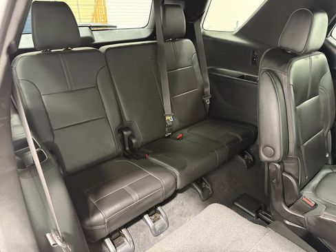 Used 2023 Chevrolet Traverse RS image 37