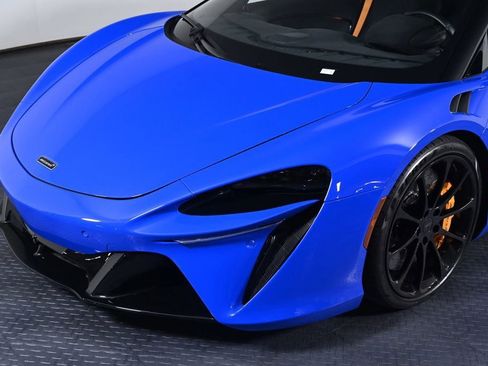 Used 2024 McLaren Artura RWD image 22