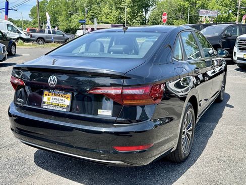 Used 2019 Volkswagen Jetta SE w/ Cold Weather Package FWD image 4