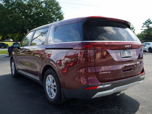 Used 2024 Kia Carnival LX FWD image 4