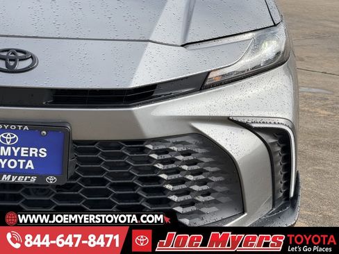 Used 2025 Toyota Camry SE w/ Convenience Package image 4