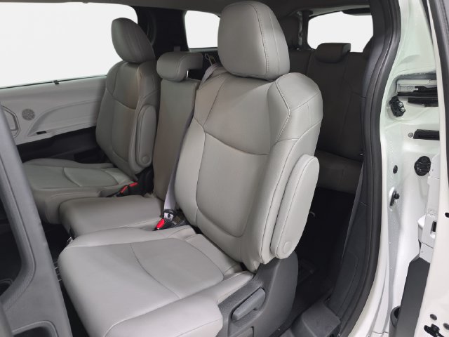Used 2025 Toyota Sienna XLE FWD image 11