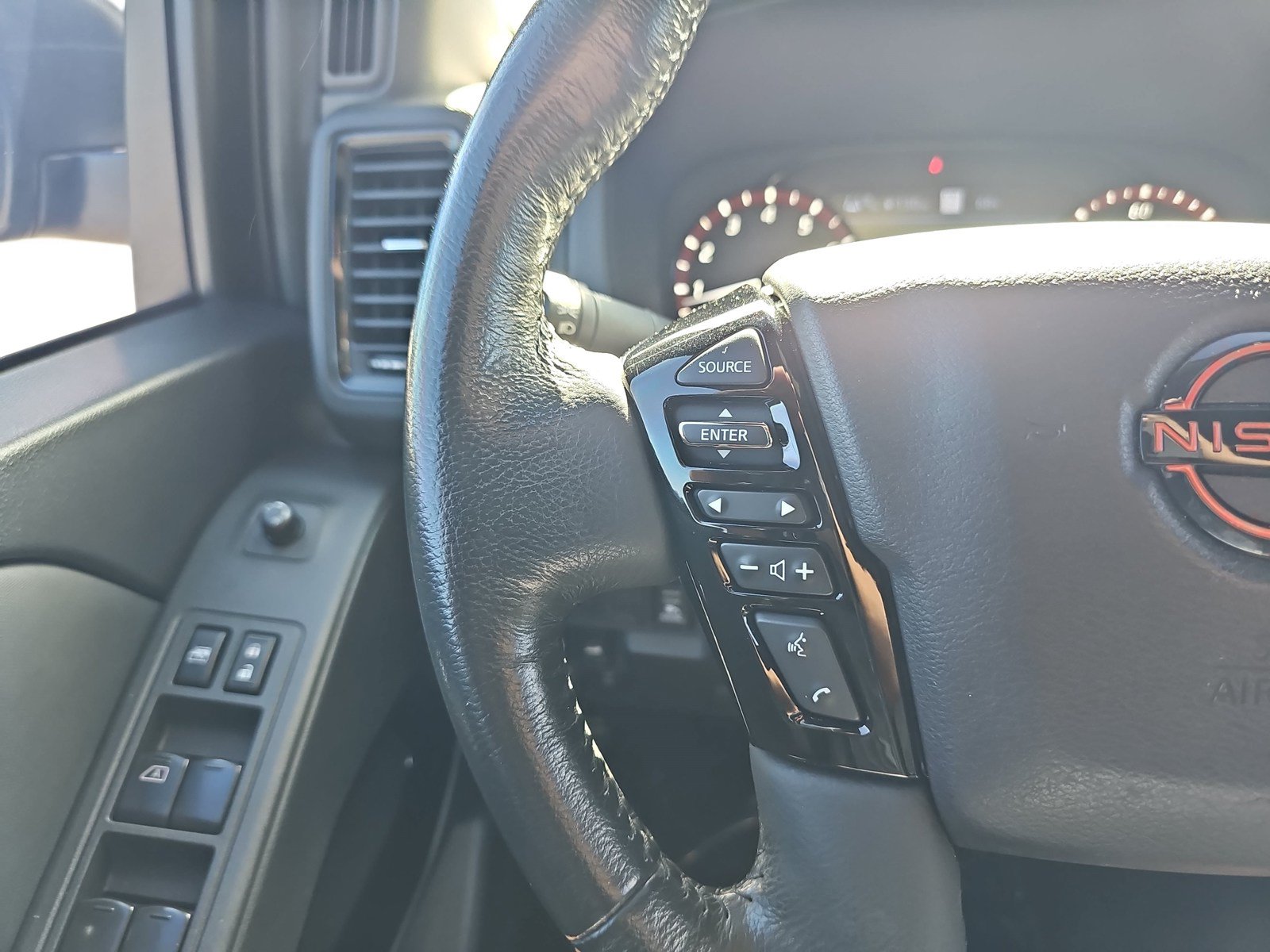 Used 2022 Nissan Frontier PRO-4X w/ Pro-4X Premium Package AWD/4WD image 14