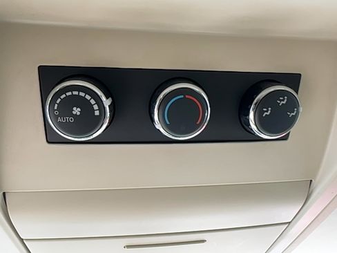 Used 2008 Chrysler Town & Country Limited image 17