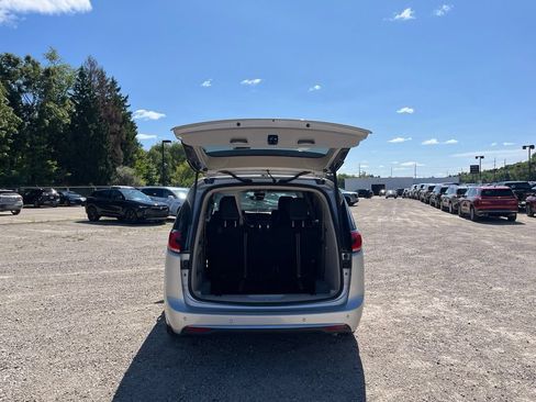 Used 2023 Chrysler Pacifica Touring-L FWD image 14