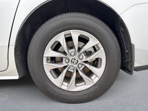 Used 2025 Toyota Sienna XLE w/ XLE Plus Package FWD image 12
