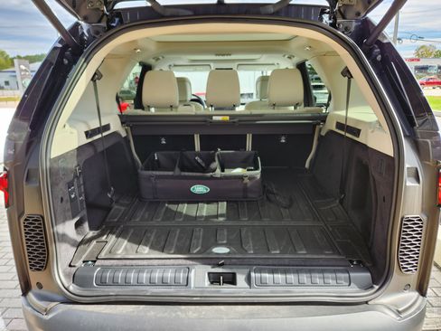 Used 2025 Land Rover Discovery S image 8