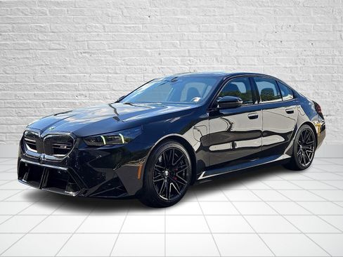 Used 2025 BMW M5 w/ Executive Package image 3