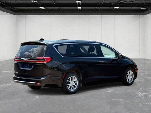 Used 2023 Chrysler Pacifica Touring-L FWD image 5