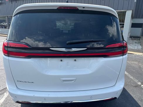 Used 2024 Chrysler Pacifica Touring-L FWD image 7
