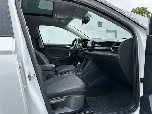 Used 2025 Volkswagen Taos SE image 23