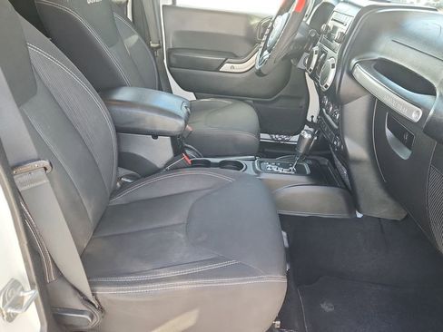 Used 2017 Jeep Wrangler Unlimited Sahara w/ Connectivity Group image 14