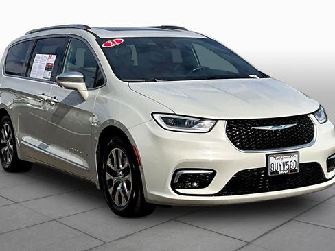 Used 2021 Chrysler Pacifica Pinnacle image 2