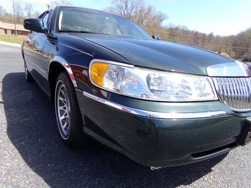 Used 2002 Lincoln Town Car Signature RWD image 4