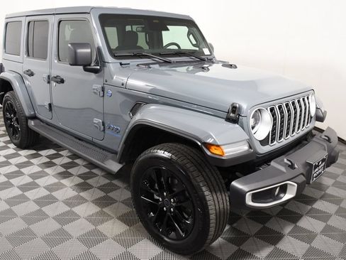 Used 2025 Jeep Wrangler Unlimited Sahara AWD/4WD image 9