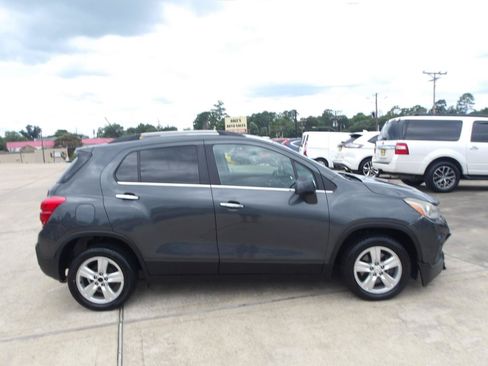 Used 2017 Chevrolet Trax LT w/ LT Convenience Package FWD image 5
