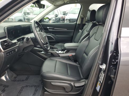 Used 2025 Kia Telluride LX FWD image 12