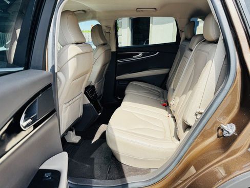 Used 2022 Lincoln Nautilus FWD w/ Premium Package image 8